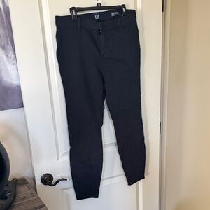 GAP women’s size 14 stretch Slim Chinos in Black